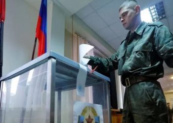 ஆக்கிரமிக்கப்பட்ட பகுதிகளில் வீடு வீடாகச் சென்று வாக்குகளை சேகரிக்கும் ரஷ்ய அதிகாரிகள்!