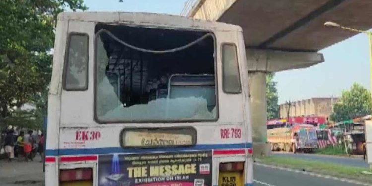 கேரளாவில் முழு அடைப்புப் போராட்டத்தில் வன்முறை – 900 பேர் கைது