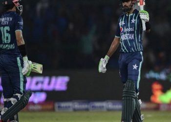 பாபர் அசாம் சதம்: இங்கிலாந்து அணிக்கெதிரான ரி-20இல் பாகிஸ்தான் அபார வெற்றி!