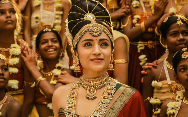 அச்சு அசல் குந்தவையாக மாறிய பிக் பாஸ் நடிகை..