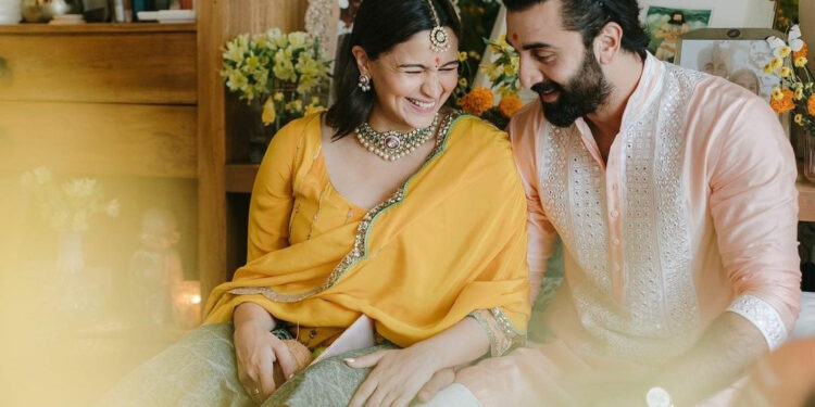 விரைவில் தாயாக போகும் நடிகை ஆலியா பட்டின் வளைகாப்பு..அழகிய புகைப்படங்கள்