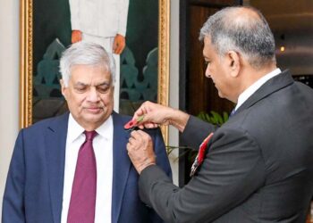 பொப்பி மலர் தினத்தன்று, முதல் பொப்பி மலர் ஜனாதிபதிக்கு அணிவிக்கப்பட்டது.