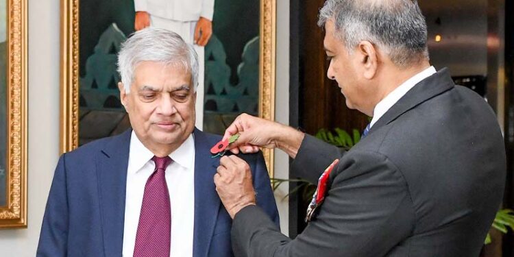 பொப்பி மலர் தினத்தன்று, முதல் பொப்பி மலர் ஜனாதிபதிக்கு அணிவிக்கப்பட்டது.