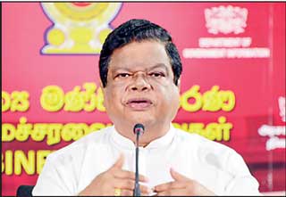 கடன் நெருக்கடிக்காக அரசாங்கத்தால் தற்கொலை செய்து கொள்ள முடியாது – பந்துல