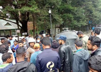 திடீரென தீப்பற்றிய முச்சக்கர வண்டி – நுவரெலியாவில் சம்பவம்