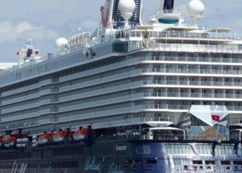 கொழும்பு துறைமுகத்தில் உலகின் அதிசொகுசு உல்லாச கப்பல்!