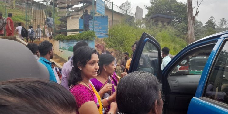 குளவி கொட்டுக்கு இழக்காகி 17 மாணவர்கள் பாதிப்பு!