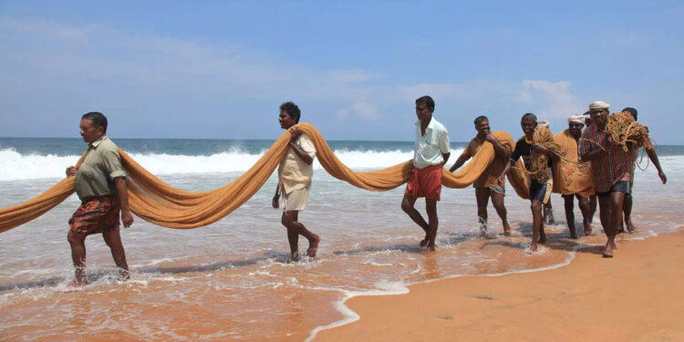 மீனவர்களை மனிதாபிமான முறையில் கையாளுங்கள்: இந்திய கடற்படை வேண்டுகோள்