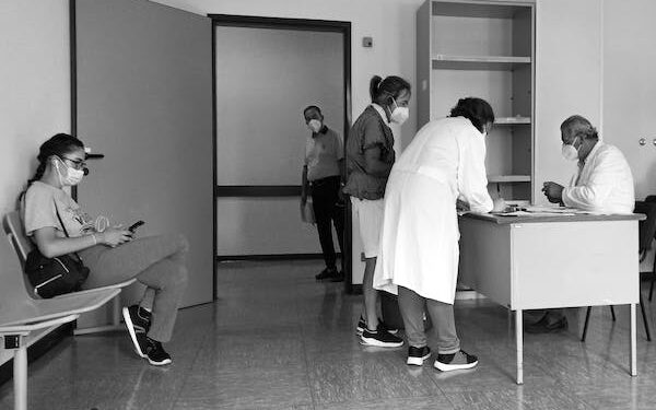 வைத்தியசாலையில் அனுமதிக்கப்பட்ட சிறுமி மரணம்; அழைத்து வந்தவர்கள்; மாயம்