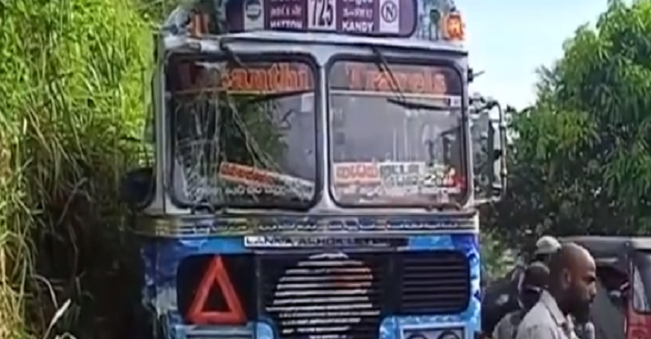 நாவலப்பிட்டிய பிரதேசத்தில் தனியார் பேருந்துகள் நேருக்கு நேர் மோதி விபத்து – பாடசாலை மாணவர்கள் உட்பட 10 பேர் காயம்