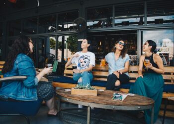 இலங்கையில் பெண்களின் பெயரில் உலாவும் ஆண்கள்