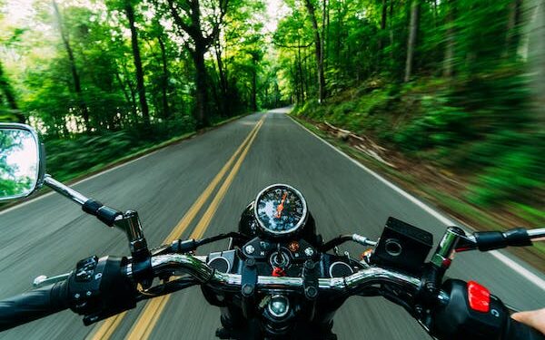 மோட்டார் சைக்கிள் பந்தயத்தில் ஈடுபட்ட இரு இளைஞர்கள் உயிரிழப்பு