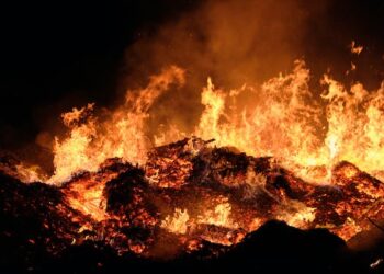 3 வயது சிறுவன் கொலை: மூவருக்கு காயம் – சந்தேகநபரின் வீடு தீக்கிரை!