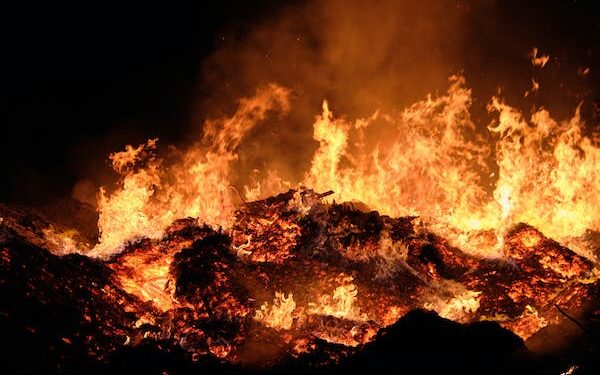 3 வயது சிறுவன் கொலை: மூவருக்கு காயம் – சந்தேகநபரின் வீடு தீக்கிரை!