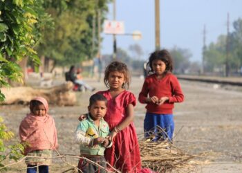 உணவளிக்க வழியில்லை! 40,000 ஏழைக் குழந்தைகளுக்கு வளர்ப்பு பெற்றோரைத் தேடும் திட்டம்