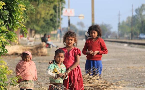 உணவளிக்க வழியில்லை! 40,000 ஏழைக் குழந்தைகளுக்கு வளர்ப்பு பெற்றோரைத் தேடும் திட்டம்