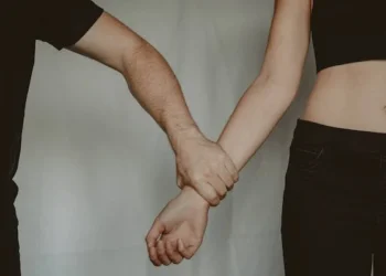 பாலியல் தொல்லை : முன்னாள் தூதரக அதிகாரி கைது