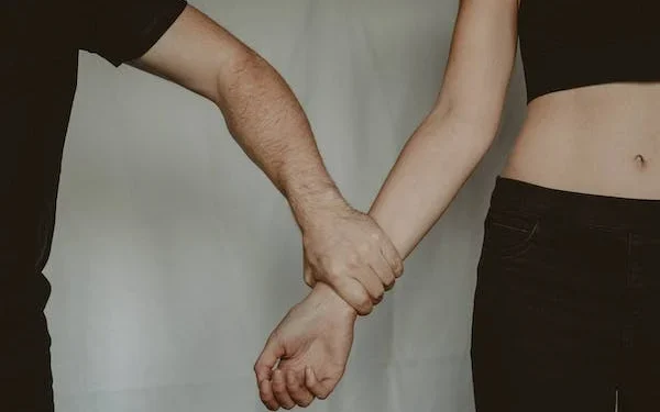 பாலியல் தொல்லை : முன்னாள் தூதரக அதிகாரி கைது