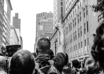 அரச அச்சகத்தின் ஊழியர்கள் பணிப்பகிஷ்கரிப்பை ஆரம்பித்துள்ளனர்.