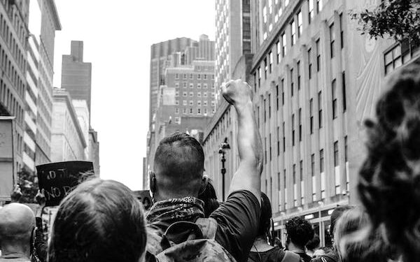 அரச அச்சகத்தின் ஊழியர்கள் பணிப்பகிஷ்கரிப்பை ஆரம்பித்துள்ளனர்.