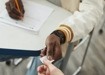 பரிட்சை வினாத்தாள் வெளியாகியதால் சர்ச்சை