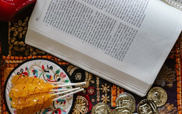 நம்முடைய வாழ்க்கையில் விடாமல் ஆட்டம் போட்டுக் கொண்டிருக்கும் பணக்கஷ்டத்தை விரட்டி அடிக்க மனபூர்வமாக இந்த 1 வார்த்தையை சொல்லுங்கள்.