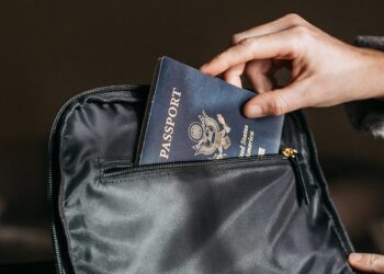 இலங்கை பெண்கள் வெளிநாட்டில் விற்பனை – முக்கிய அதிகாரியின் கடவுச்சீட்டு ரத்து