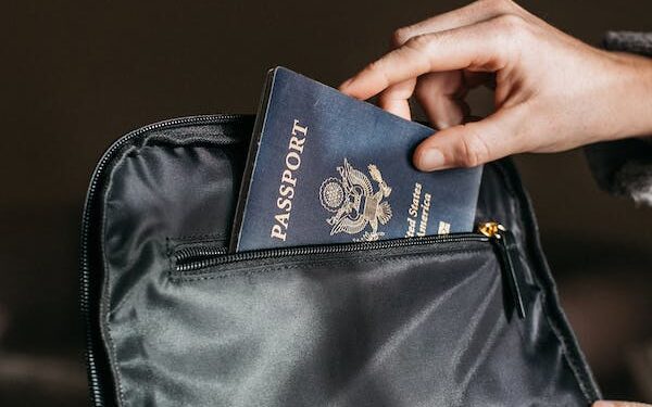 இலங்கை பெண்கள் வெளிநாட்டில் விற்பனை – முக்கிய அதிகாரியின் கடவுச்சீட்டு ரத்து