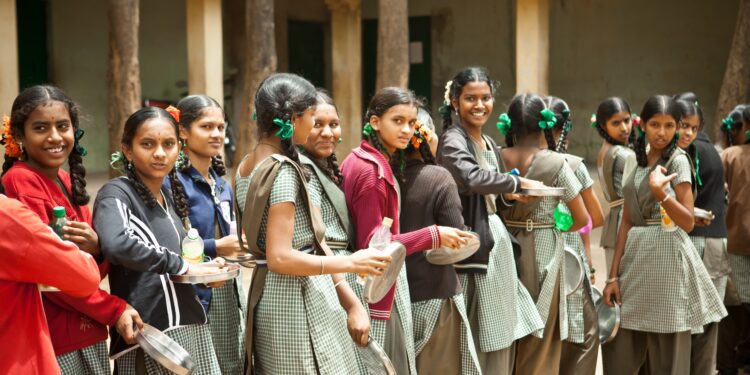 பாடசாலை மாணவர்களுக்கு உண்பதற்கு உணவு இல்லாத நிலை – கல்வி அமைச்சர்