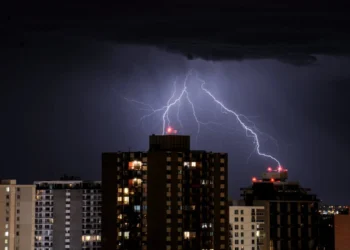 கிழக்கு, ஊவா, சப்ரகமுவ, மத்தி உள்ளிட்ட பாகுதிகளில் 100 மி.மீ. இற்கும் அதிக பலத்த மழை