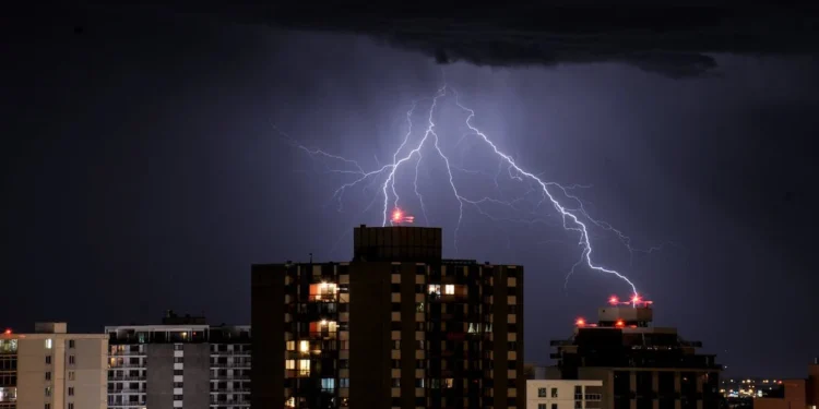 கிழக்கு, ஊவா, சப்ரகமுவ, மத்தி உள்ளிட்ட பாகுதிகளில் 100 மி.மீ. இற்கும் அதிக பலத்த மழை