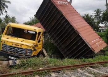 புத்தளம் – குரணை பகுதியில் புகையிரதத்துடன் கொள்கலன் லொறி மோதி விபத்து