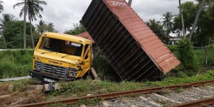 புத்தளம் – குரணை பகுதியில் புகையிரதத்துடன் கொள்கலன் லொறி மோதி விபத்து