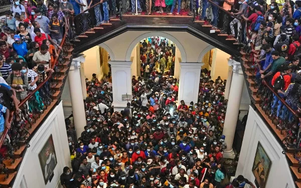 ஜனாதிபதி மாளிகைக்குள் பிரவேசித்த குற்றச்சாட்டு – 7 பேரை கைது செய்யுமாறு பிடியாணை