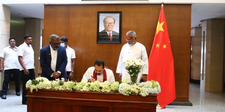 இலங்கையில் உள்ள சீன தூதரகத்திற்கு ஜனாதிபதி ரணில் விக்ரமசிங்க மற்றும் மஹிந்த ராஜபக்ஸ ஆகியோர் விஜயம்!