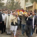 தாயின் உடலை தோளில் சுமந்து சென்ற பிரதமர் மோடி; தகனம் செய்யப்பட்டது ஹீராபென் மோடியின் உடல்!