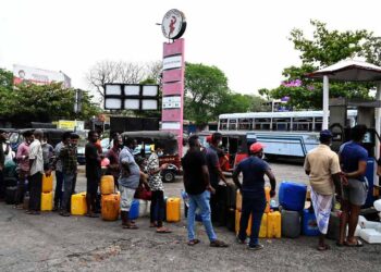 மண்ணெண்னையைப் பெற மக்கள் நீண்ட வரிசையில்!