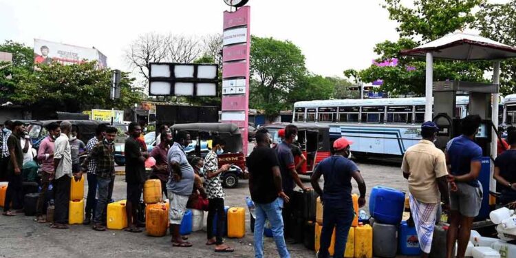 மண்ணெண்னையைப் பெற மக்கள் நீண்ட வரிசையில்!