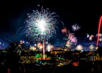 வண்ண உள்ளாடை முதல் கரடி ஆட்டம் வரை – விநோதமான புத்தாண்டு பாரம்பரியங்கள்