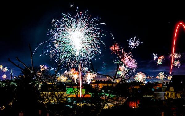 வண்ண உள்ளாடை முதல் கரடி ஆட்டம் வரை – விநோதமான புத்தாண்டு பாரம்பரியங்கள்