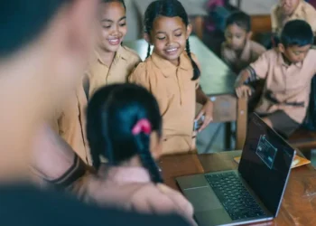 1,000 அரச பாடசாலைகளுக்கு இணைய வசதி அரசாங்கம் ரூ 1,000 மில்லியன் ஒதுக்கீடு