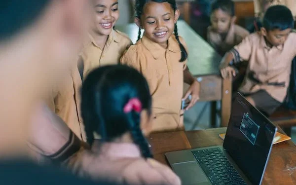 1,000 அரச பாடசாலைகளுக்கு இணைய வசதி அரசாங்கம் ரூ 1,000 மில்லியன் ஒதுக்கீடு