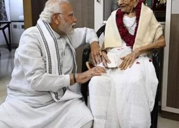 குஜராத்தில் அமைக்கப்பட்டுள்ள அணைக்கு பிரதமர் மோடியின் தாயார் பெயர்!