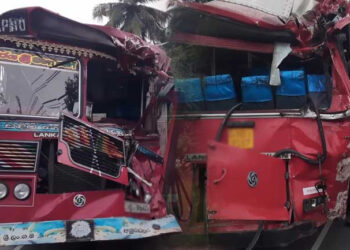 மட்டு-கொழும்பு பஸ் ஊறணியில் பனைமரத்துடன் மோதி விபத்து