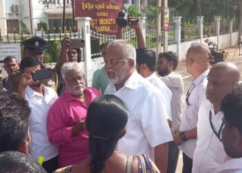 அமைச்சர் டக்ளஸ் தலைமையிலான ஈழ மக்கள் ஜனநாயகக் கட்சி தனித்துப் போட்டியிடவுள்ளது
