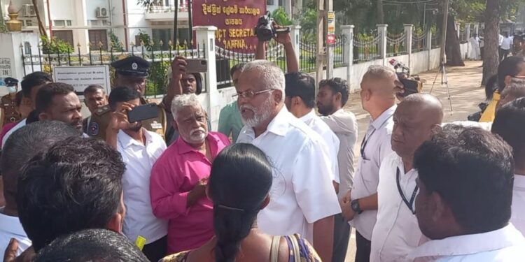 அமைச்சர் டக்ளஸ் தலைமையிலான ஈழ மக்கள் ஜனநாயகக் கட்சி தனித்துப் போட்டியிடவுள்ளது
