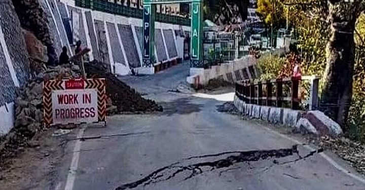 நிலத்தில் புதையுண்டு வரும் வீடுகள்: 600 குடும்பங்களை உடனடியாக வெளியேற்றியது உத்தரகண்ட்!