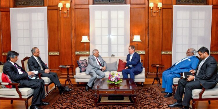 பிரிட்டன் முன்னாள் பிரதமர் டேவிட் கெமரூன் ஜனாதிபதி ரணிலை சந்திப்பு