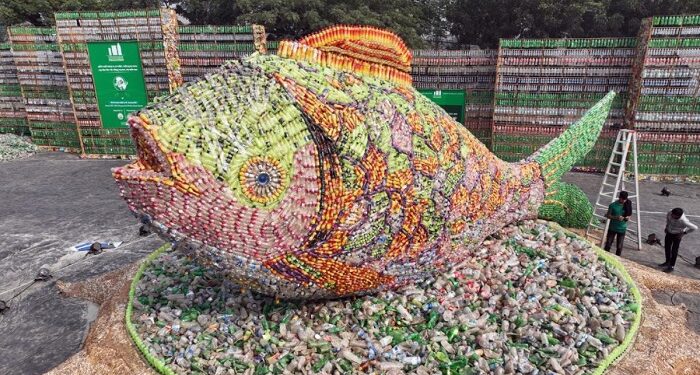 டாக்காவில் கழிவுப் பொருட்களைக் கொண்டு உருவான அழகிய கைவண்ணம்