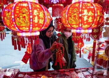 இந்தோனேசியாவில் சீனப் புத்தாண்டு அலங்காரங்கள் விற்பனை!